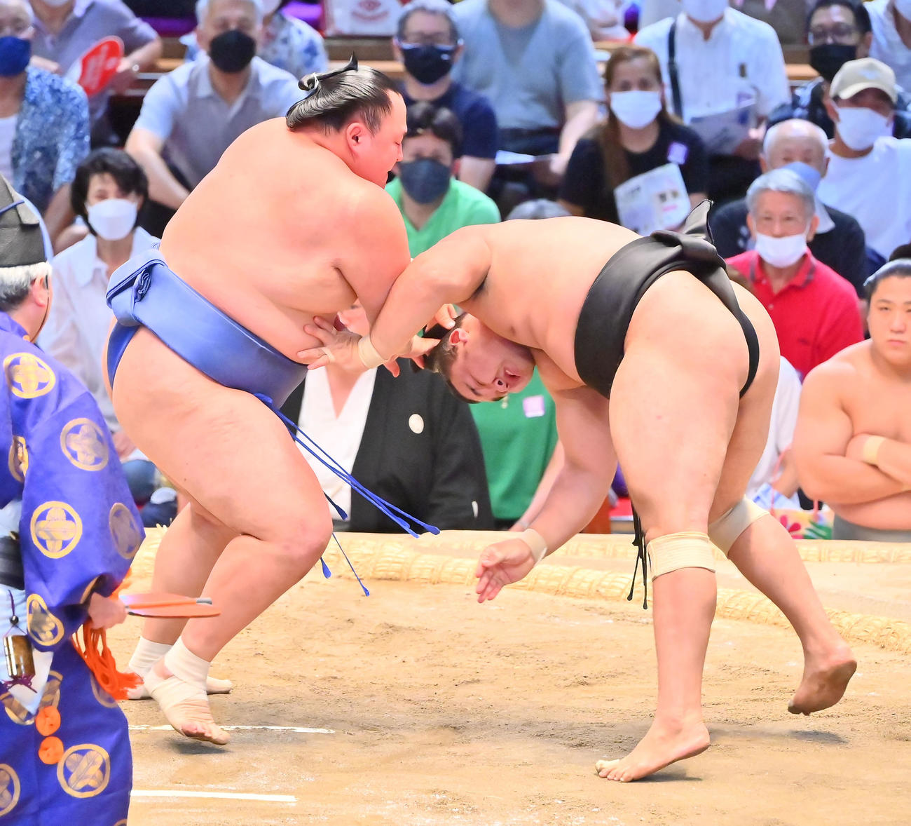 霧馬山（右）をはたき込みで破る玉鷲（撮影・和賀正仁）