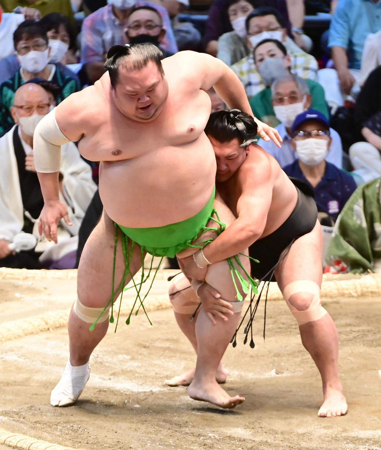 照強（右）は千代丸を足取りで破る（撮影・小沢裕）