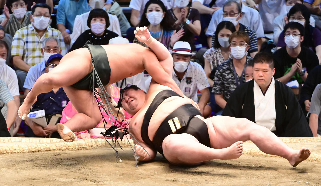 翠富士（左）は下手投げで剣翔を破る（撮影・小沢裕）