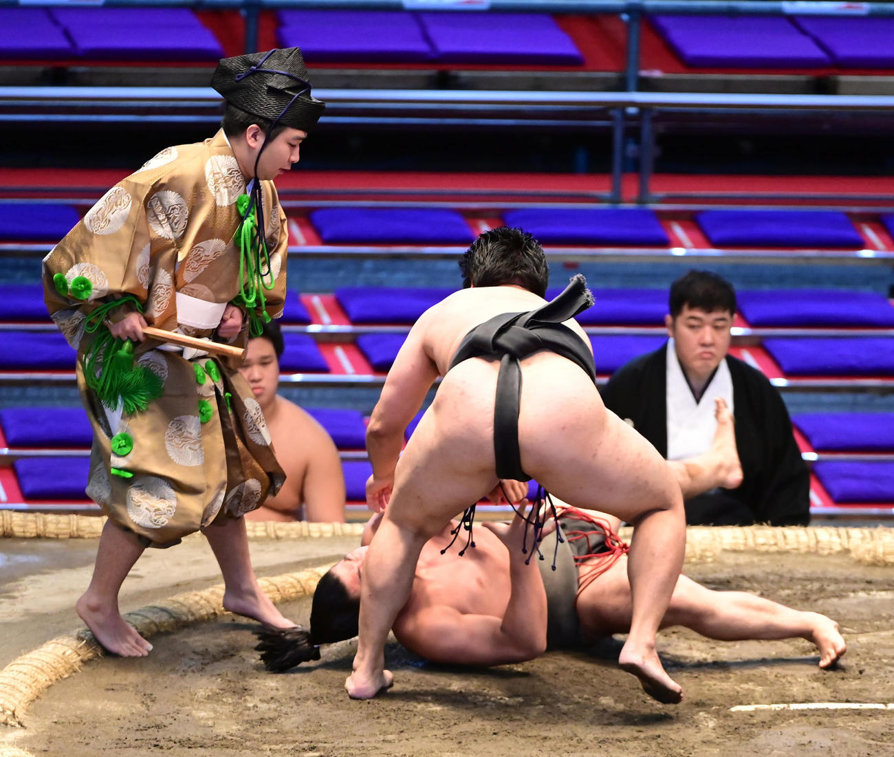 若大根原（下）を肩透かしで破り6番相撲で序ノ口デビュー場所の勝ち越しを決めた須山（撮影・小沢裕）