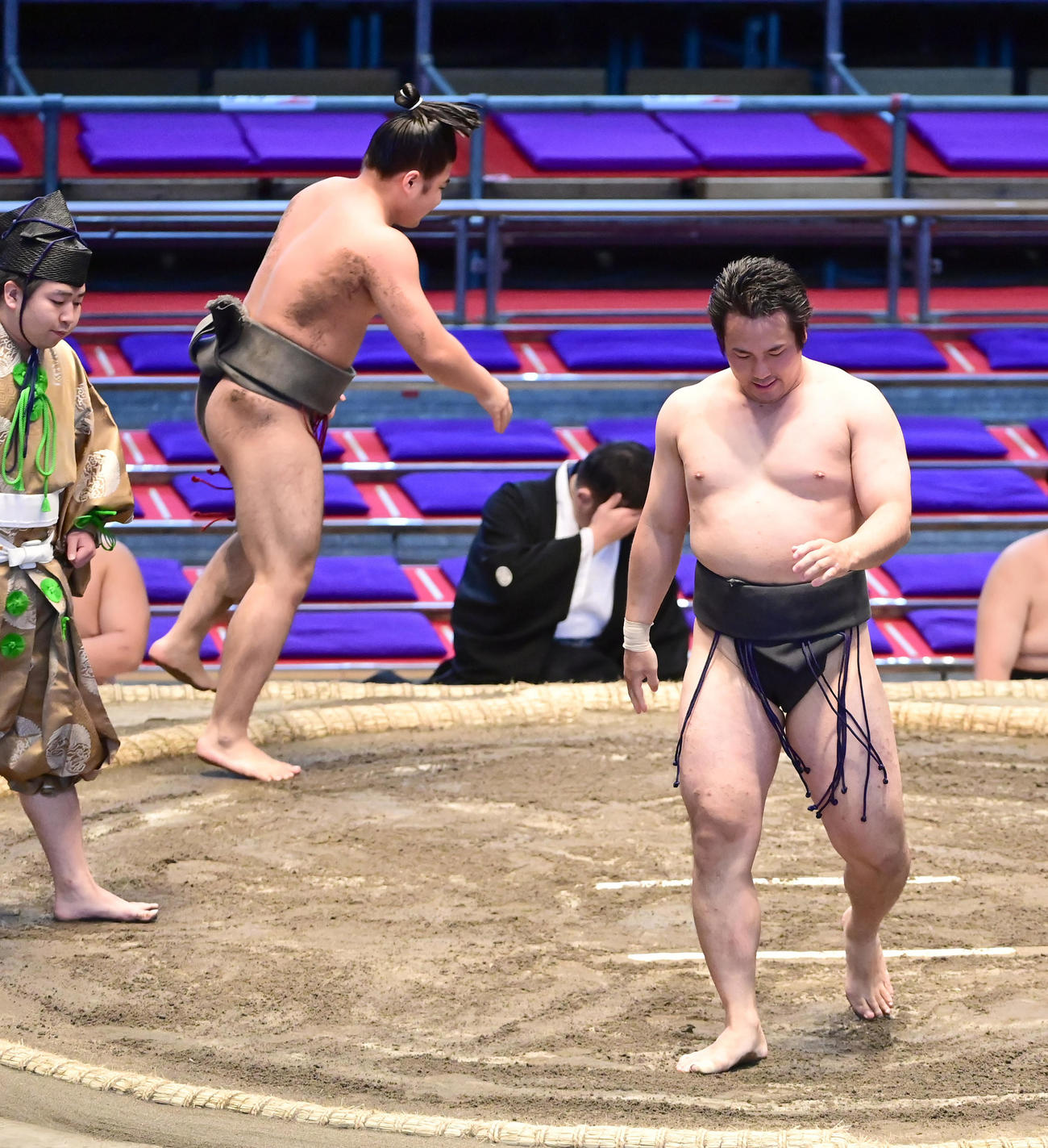 若大根原（左）を肩透かしで破り6番相撲で序ノ口デビュー場所の勝ち越しを決めた須山（撮影・小沢裕）