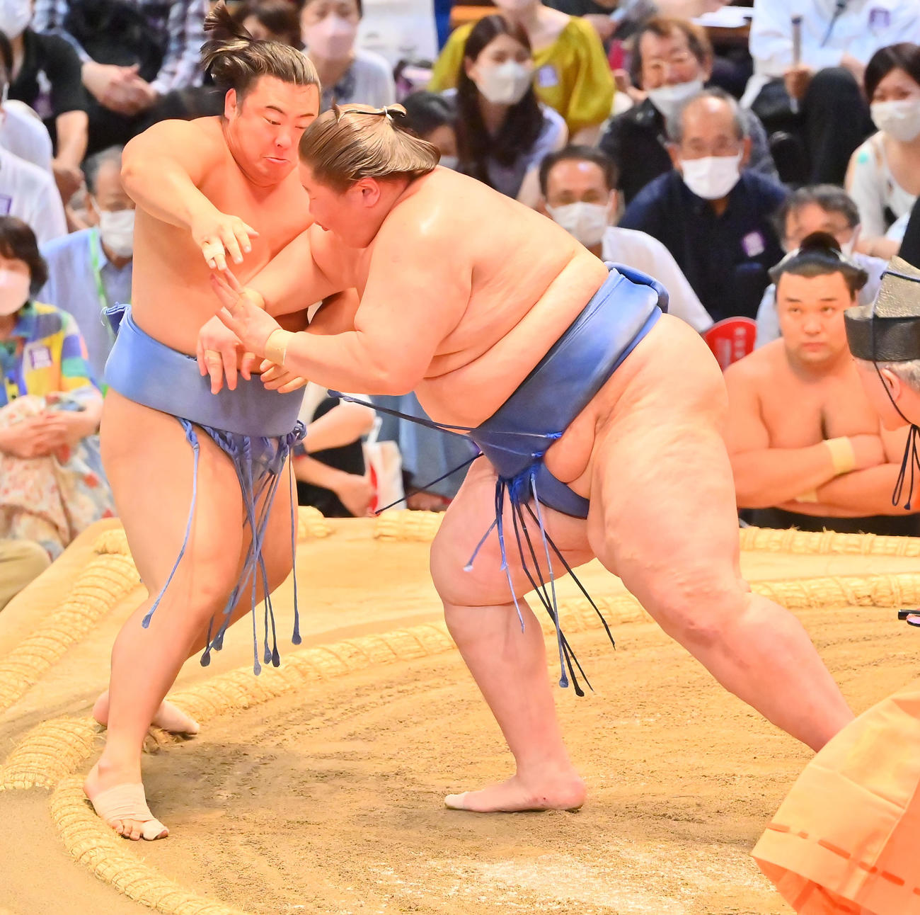 翔猿（左）を押し出しで破る逸ノ城（撮影・和賀正仁）