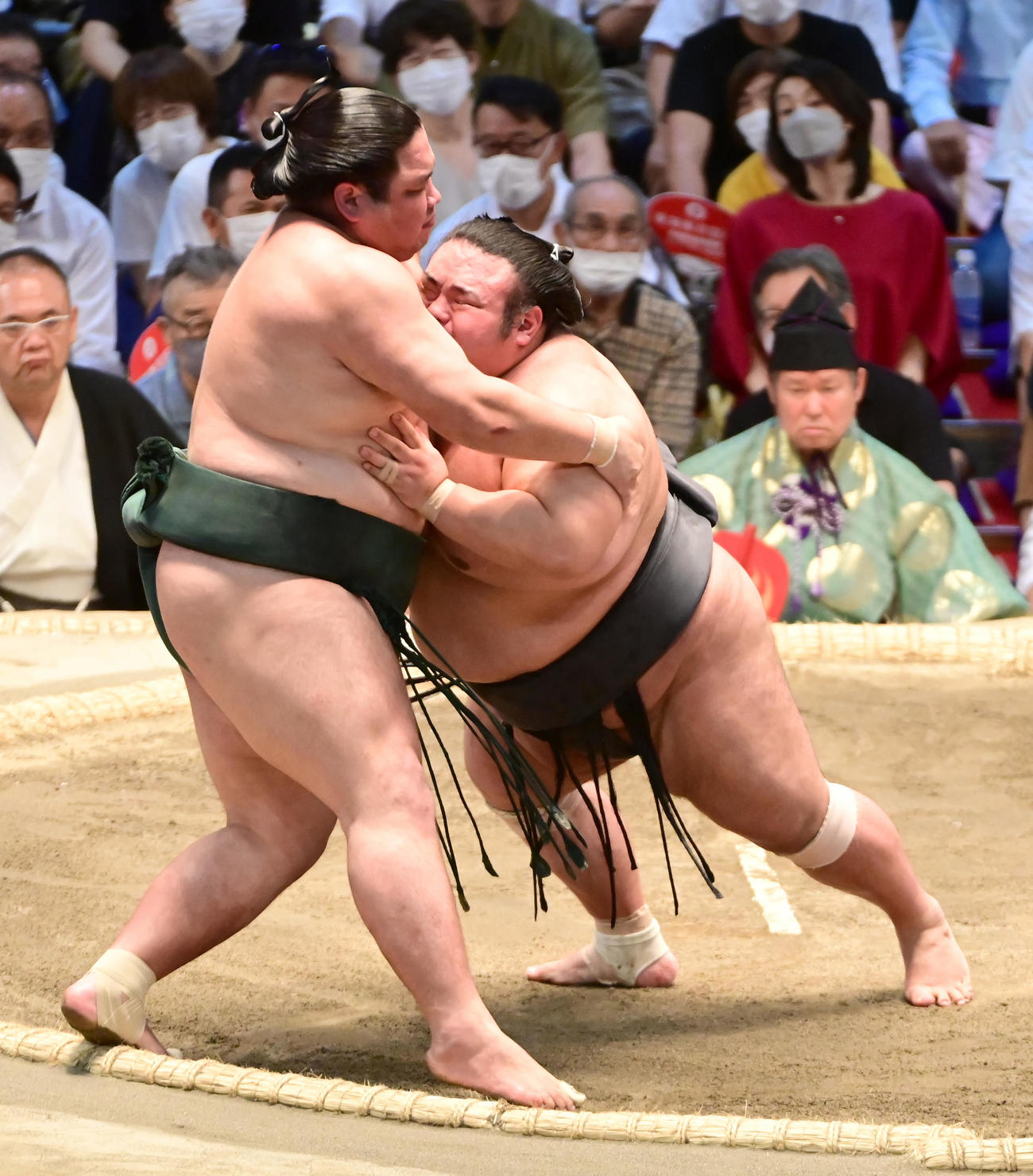 貴景勝（右）は錦木を押し出しで破る（撮影・小沢裕）