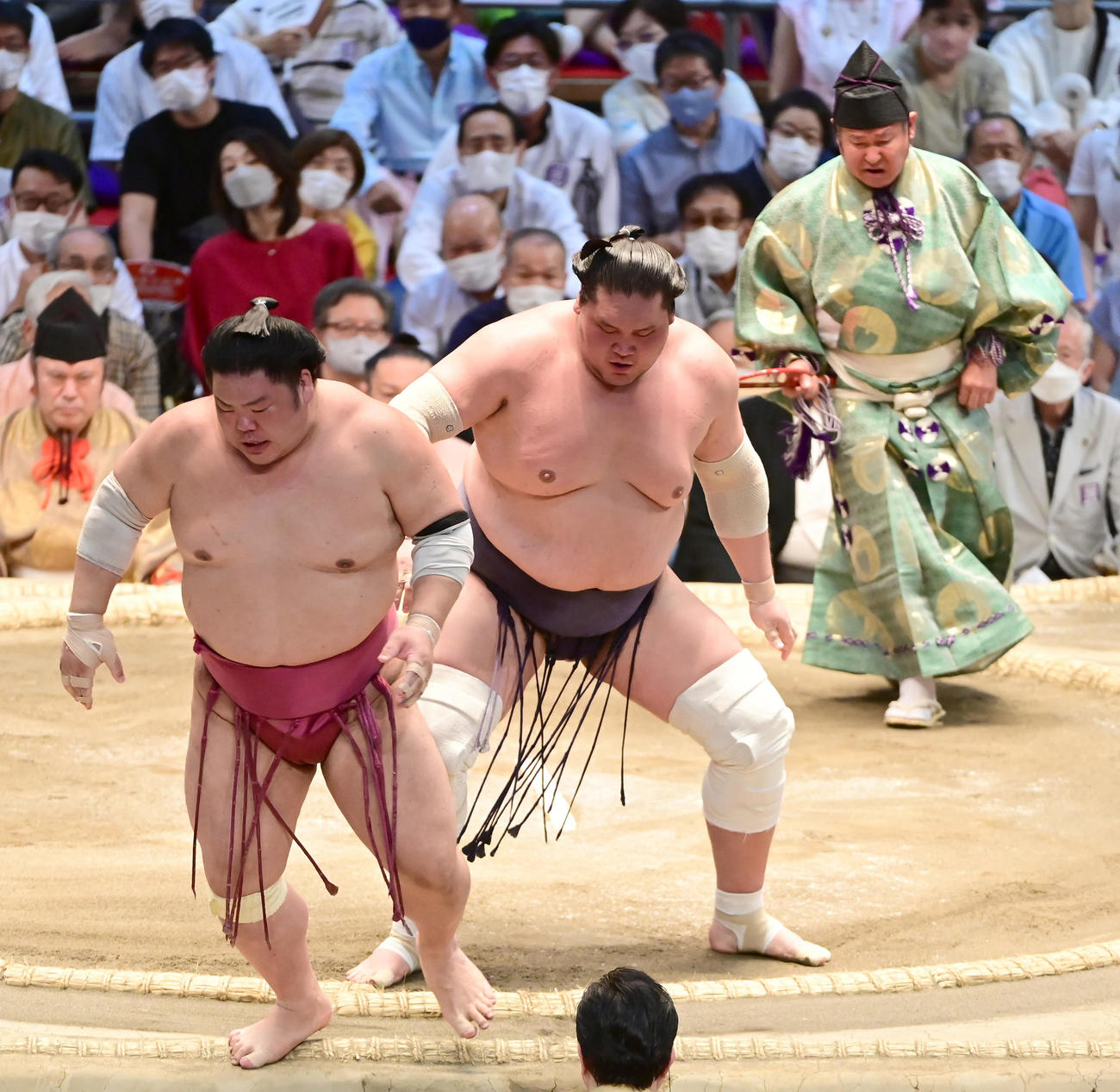 照ノ富士は大栄翔（左）を押し出しで破る（撮影・小沢裕）