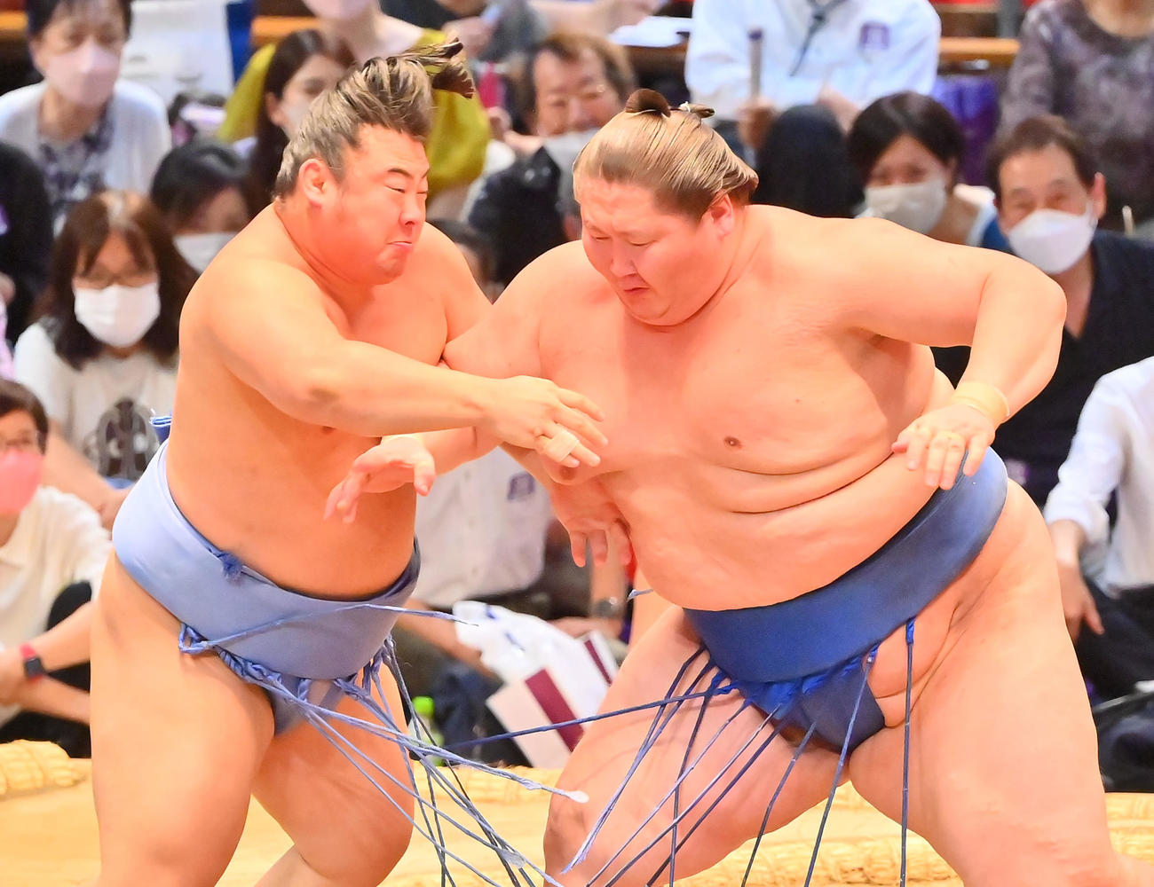 翔猿（左）を押し出しで破る逸ノ城（撮影・和賀正仁）