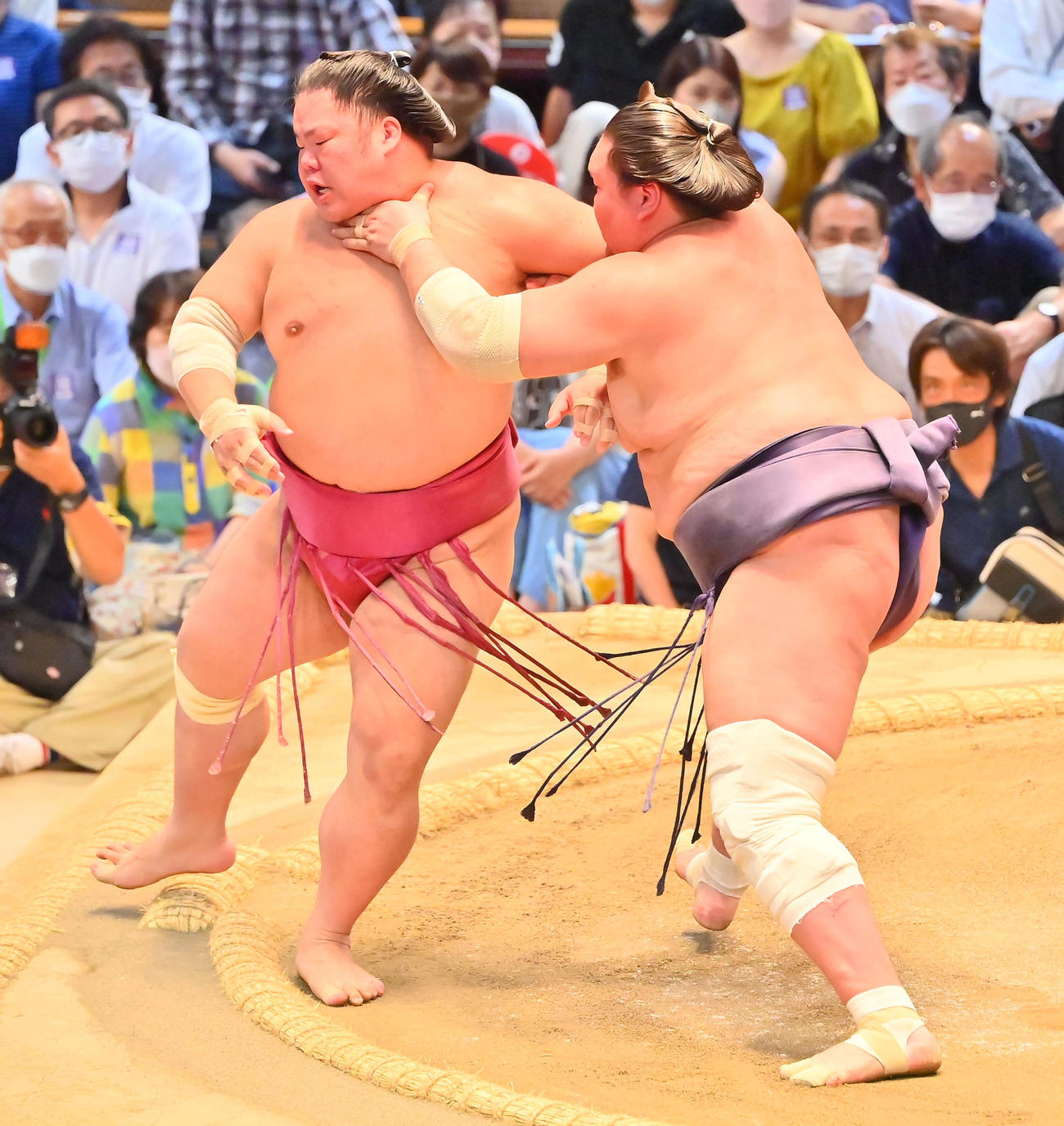 照ノ富士（右）は大栄翔を押し出しで破る（撮影・和賀正仁）