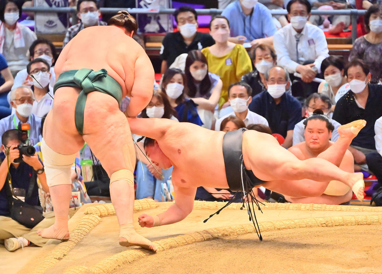 碧山（左）を押し出しで破る正代（撮影・和賀正仁）