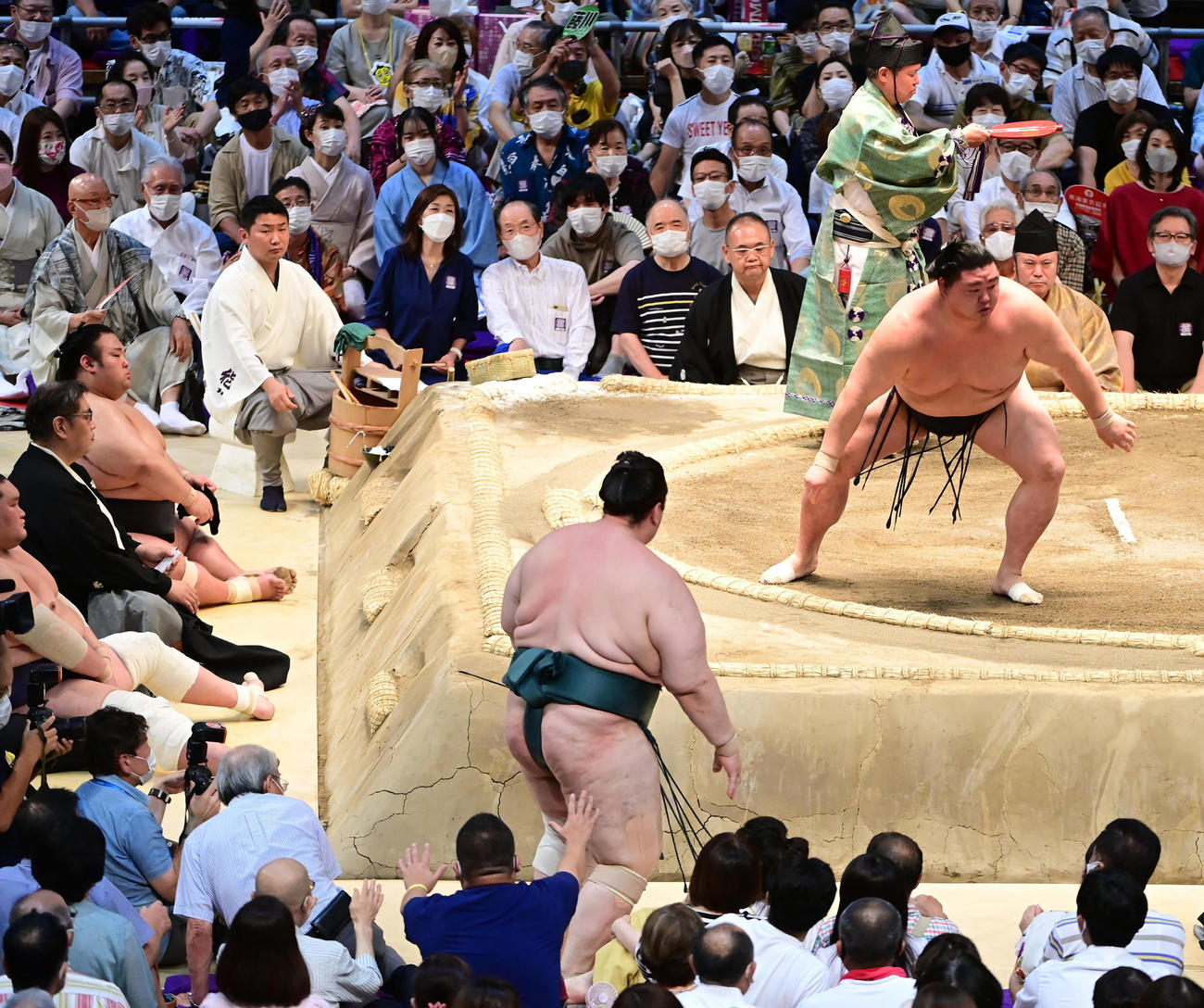 正代（右）は碧山を押し出しで破りかど番脱出となる勝ち越しを決める。左手前から照ノ富士、1人おいて貴景勝（撮影・小沢裕）