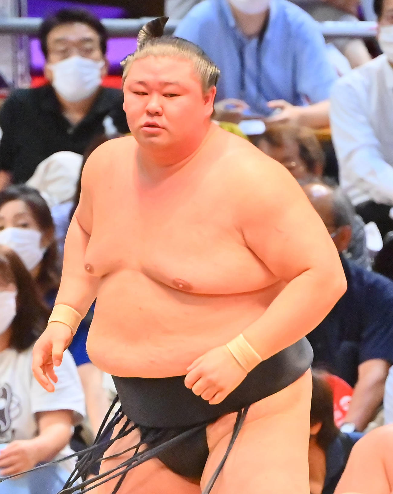 碧山（左）を押し出しで破った正代（撮影・和賀正仁）