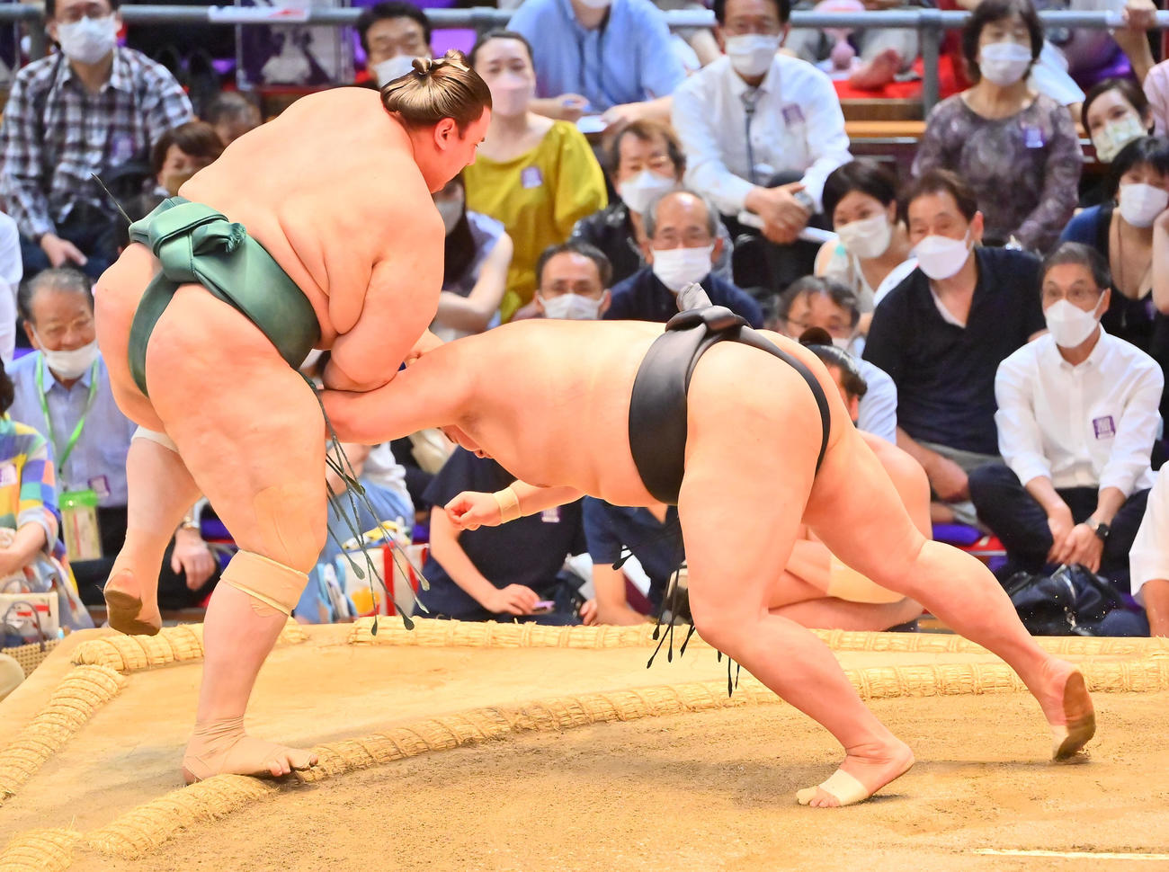 碧山（左）を押し出しで破る正代（撮影・和賀正仁）