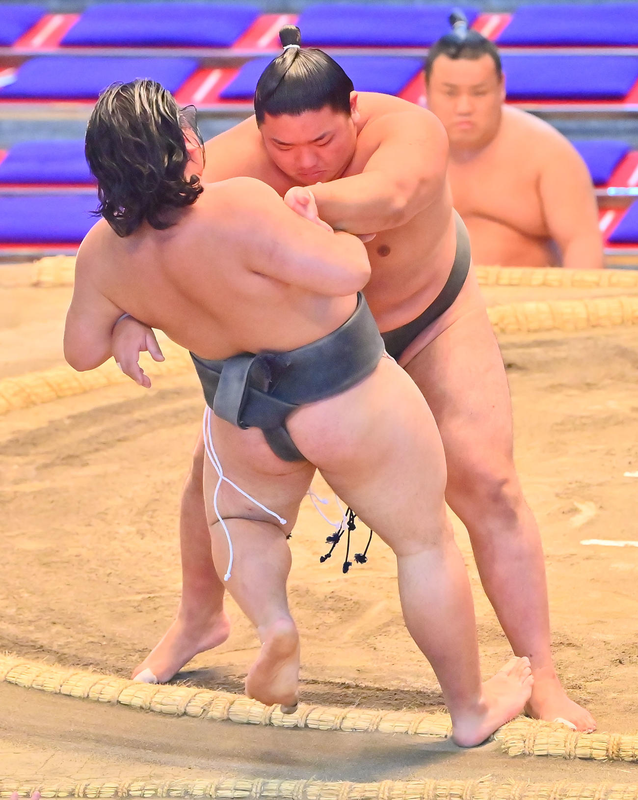 日翔志（右）は林虎を寄り切りで破り序二段優勝を決める（撮影・和賀正仁）