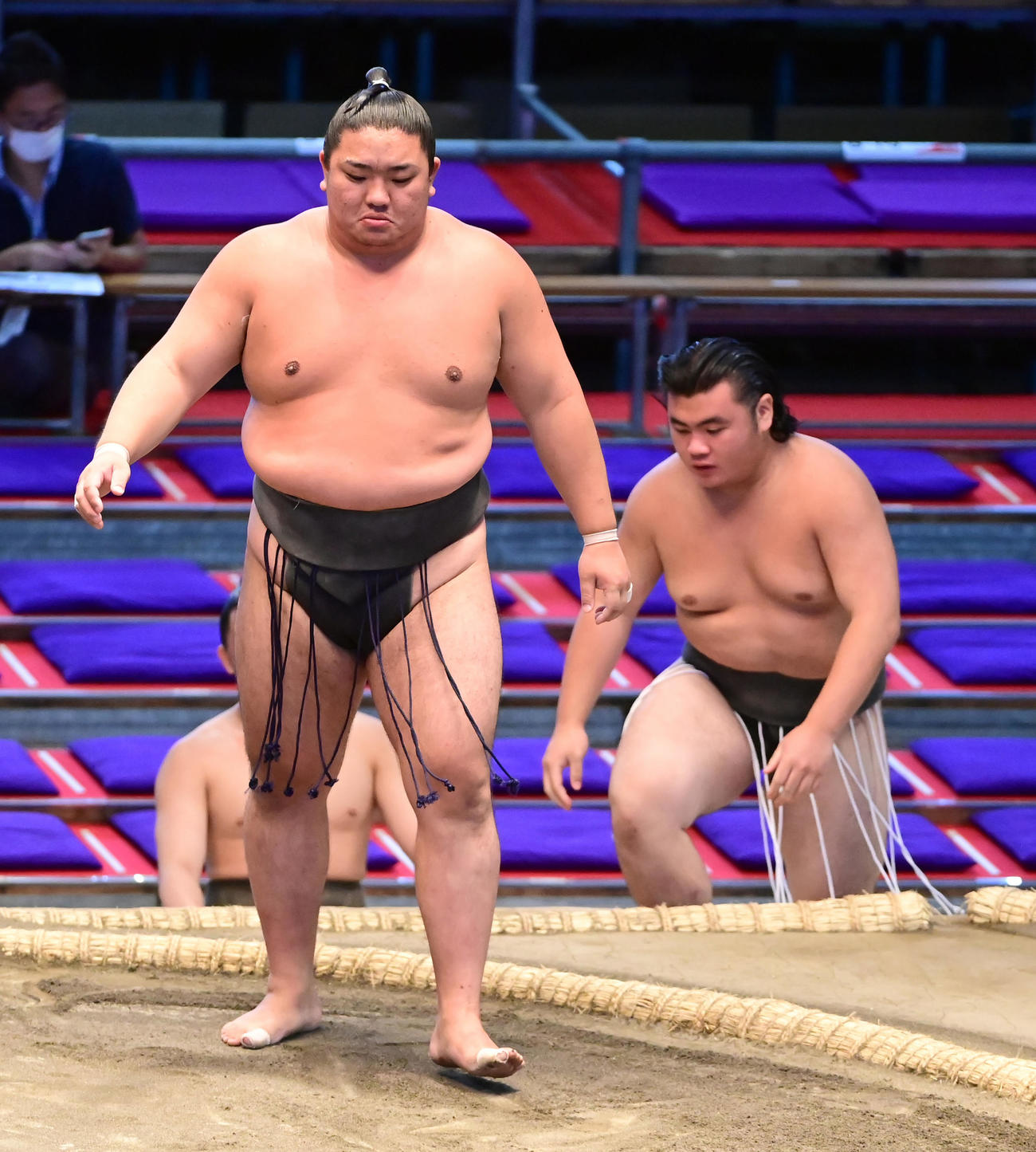 日翔志（左）は寄り切りで林虎を破り序二段優勝を決める（撮影・小沢裕）