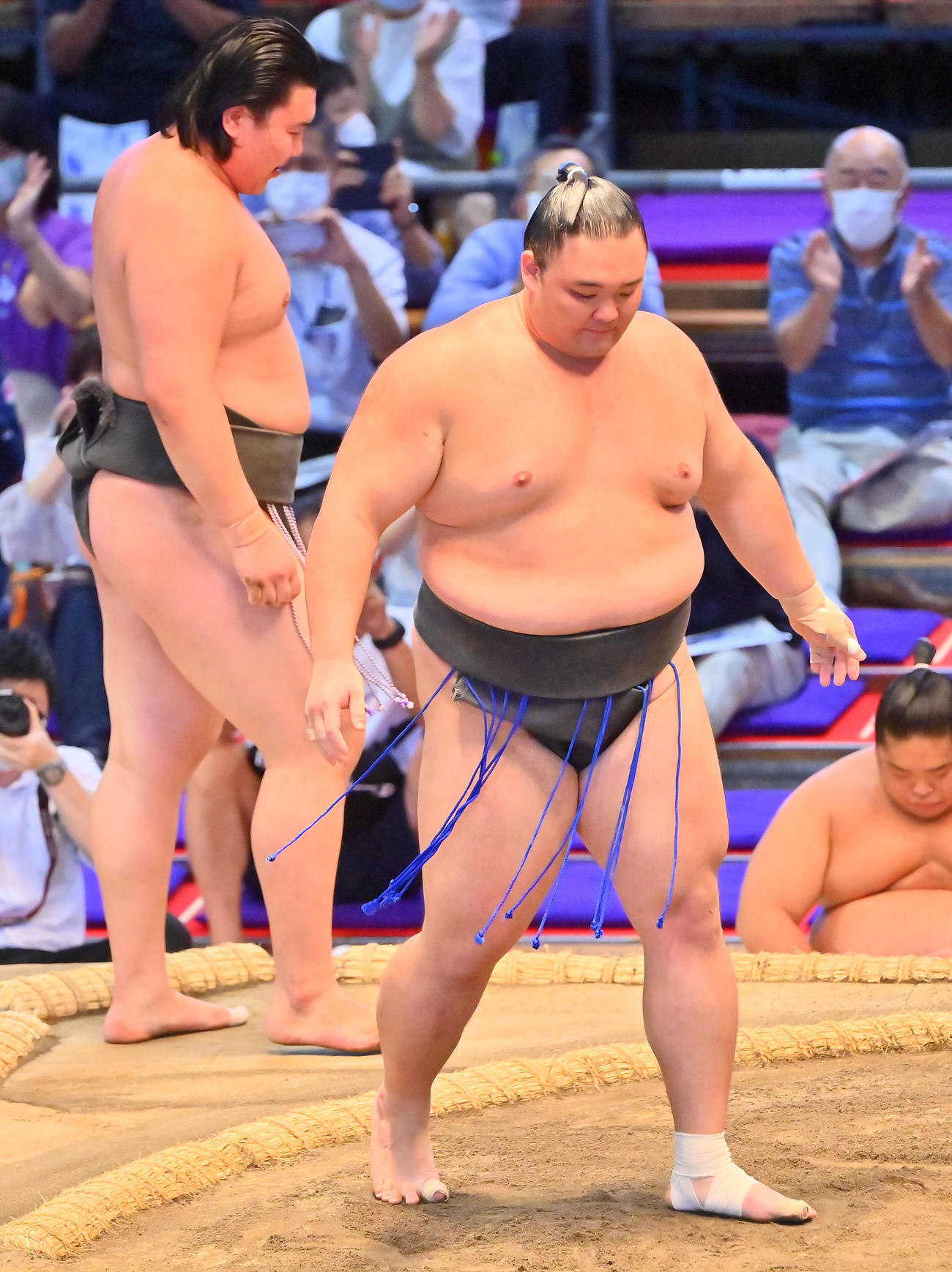 大青山（左）を寄り切りで破った朝乃山、三段目優勝を決める（撮影・和賀正仁）