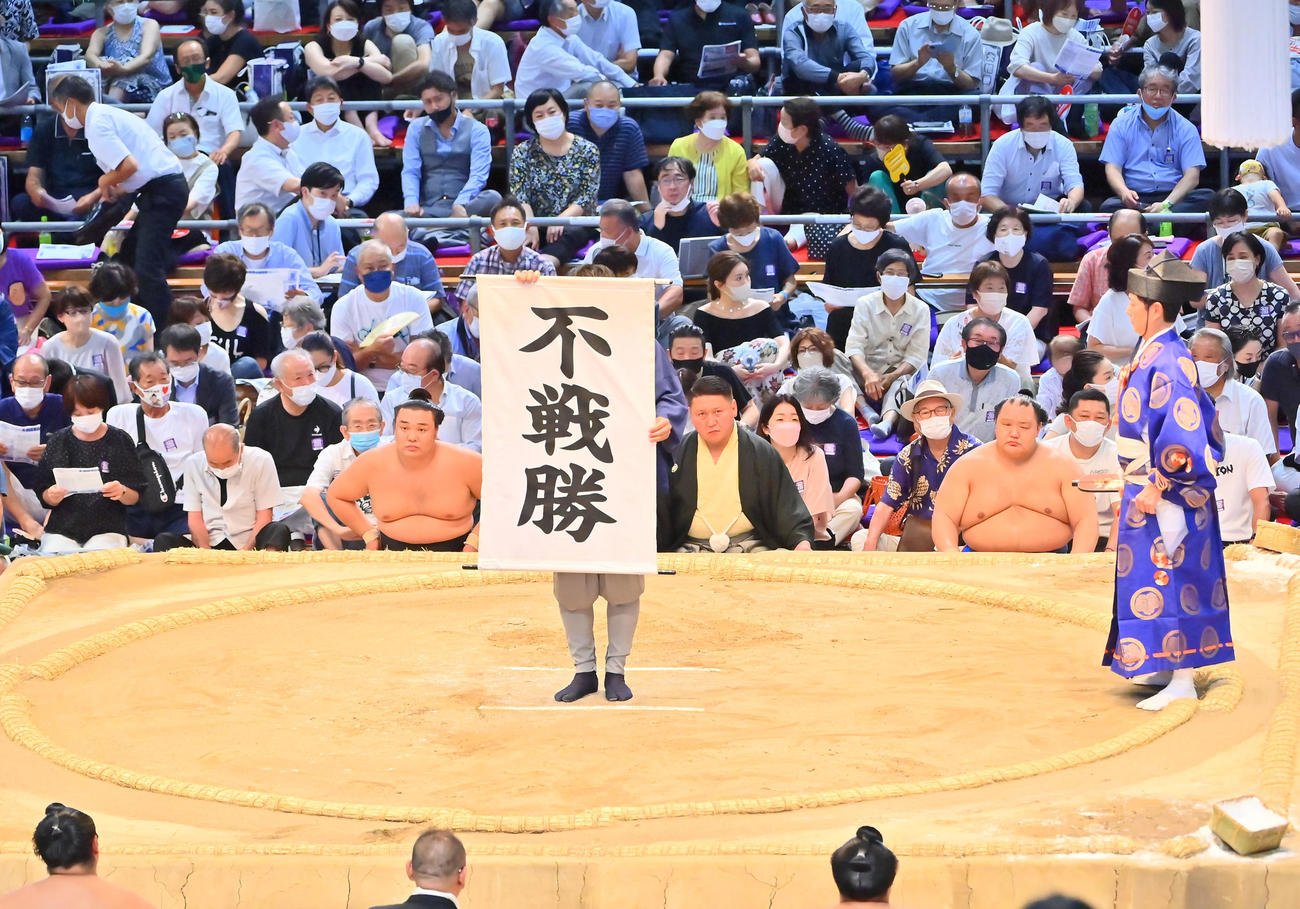 翔猿の休場により不戦勝となった錦富士（撮影・和賀正仁）