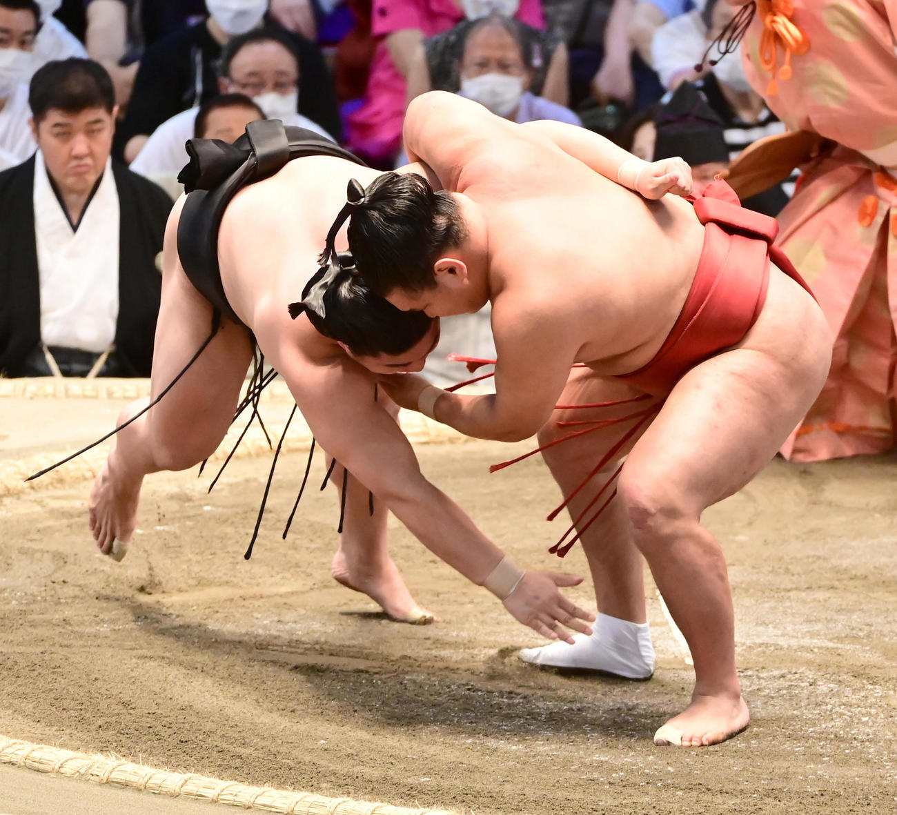 豊昇龍（右）は若元春を小手投げで破る（撮影・小沢裕）
