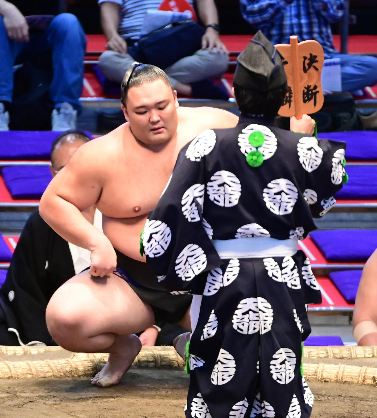 朝乃山（左）は三段目優勝を決め勝ち名乗りを受ける（撮影・小沢裕）