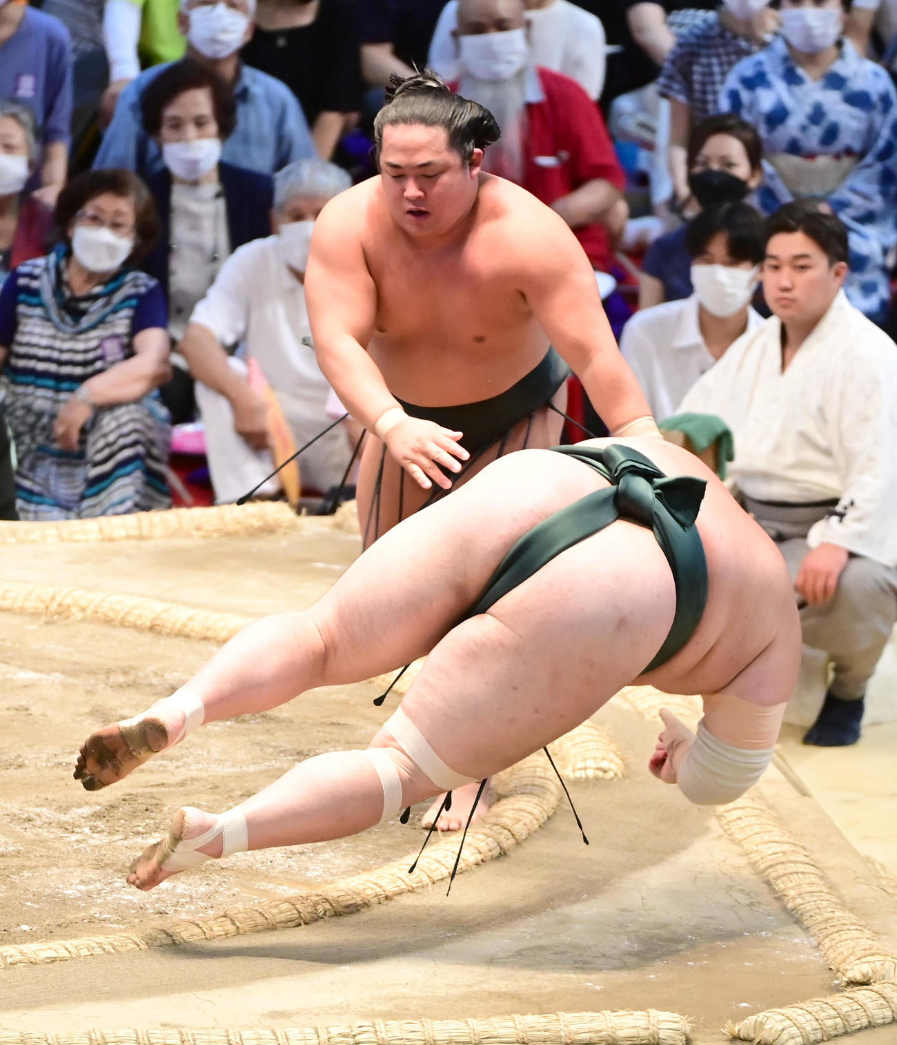 翠富士（右）ははたき込みで豊山を破る（撮影・小沢裕）