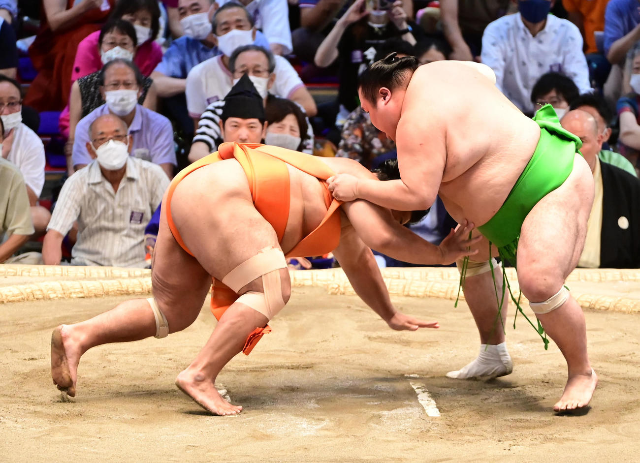 千代丸（右）は志摩ノ海を上手出し投げで破る（撮影・小沢裕）