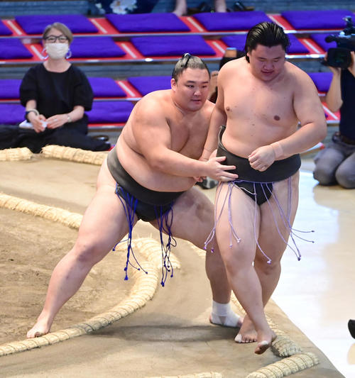 朝乃山（左）は大青山を寄り切りで破り三段目優勝を決める（撮影・小沢裕）