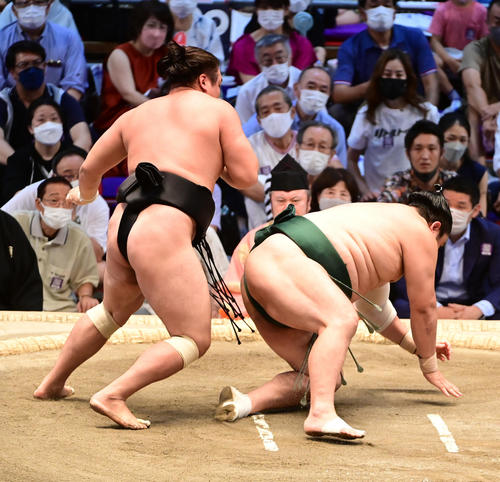 霧馬山（左）は隠岐の海を小手投げで破る（撮影・小沢裕）