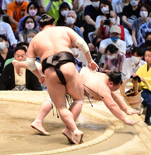 阿炎（左）は北勝富士を引き落としで破る（撮影・小沢裕）