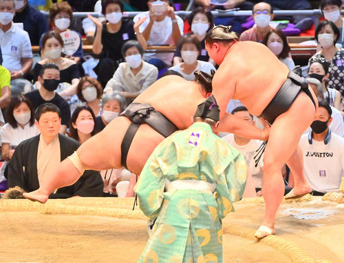 貴景勝（左）は押し出しで正代を破る（撮影・和賀正仁）