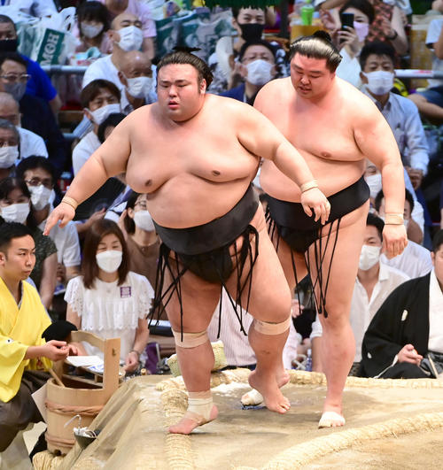 貴景勝（左）は押し出しで正代を破る（撮影・小沢裕）