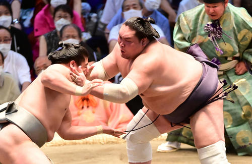若隆景（左）を土俵際へ攻め込む照ノ富士（撮影・小沢裕）