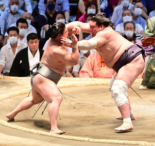 若隆景（左）を土俵際へ攻め込む照ノ富士（撮影・小沢裕）