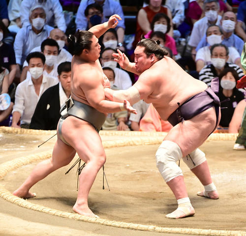 照ノ富士（右）は若隆景を押し出しで破る（撮影・小沢裕）