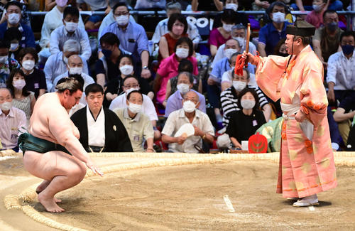 碧山（左）は大栄翔の休場で不戦勝となる（撮影・小沢裕）
