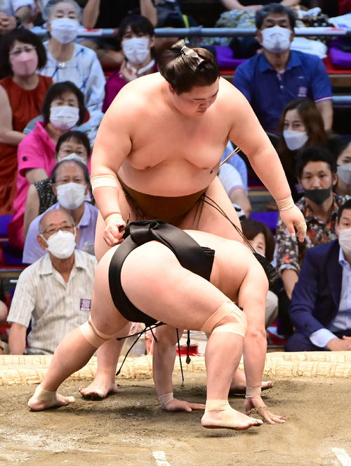 王鵬は照強（手前）を上手出し投げで破る（撮影・小沢裕）