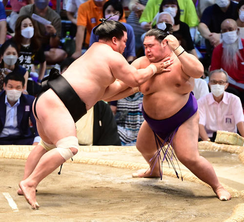 妙義龍（左）は明生を押し出しで破る（撮影・小沢裕）
