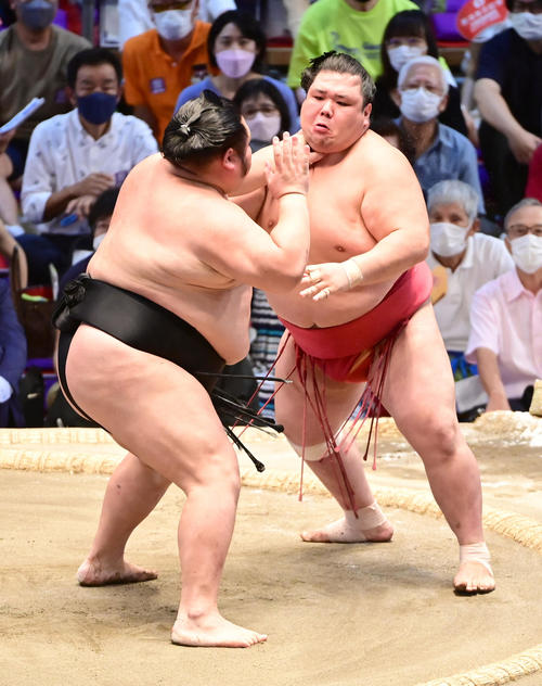 千代大龍（左）の攻めを土俵際でこらえる阿武咲（撮影・小沢裕）