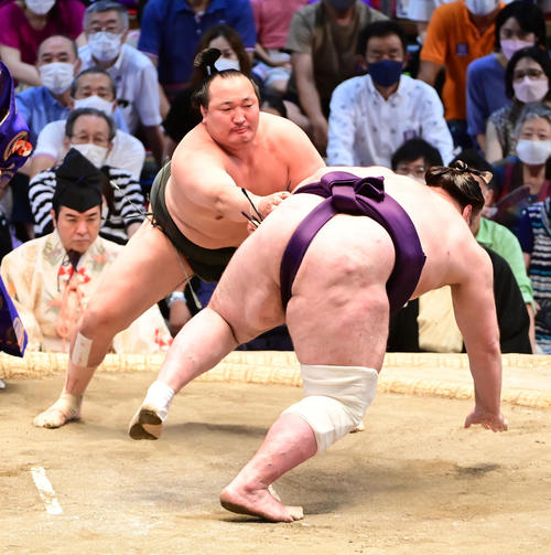 千代翔馬は栃ノ心（右）を上手出し投げで破る（撮影・小沢裕）