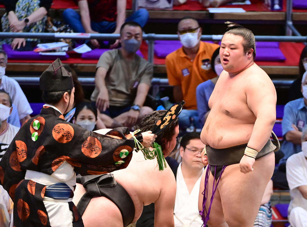吉井（右）は金峰山を上手投げで破り幕下優勝を決める（撮影・小沢裕）