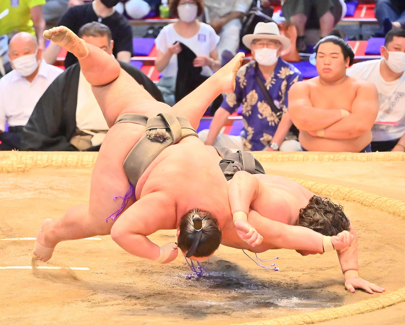 吉井（左）が上手投げで金峰山を破り幕下優勝を決める（撮影・和賀正仁）