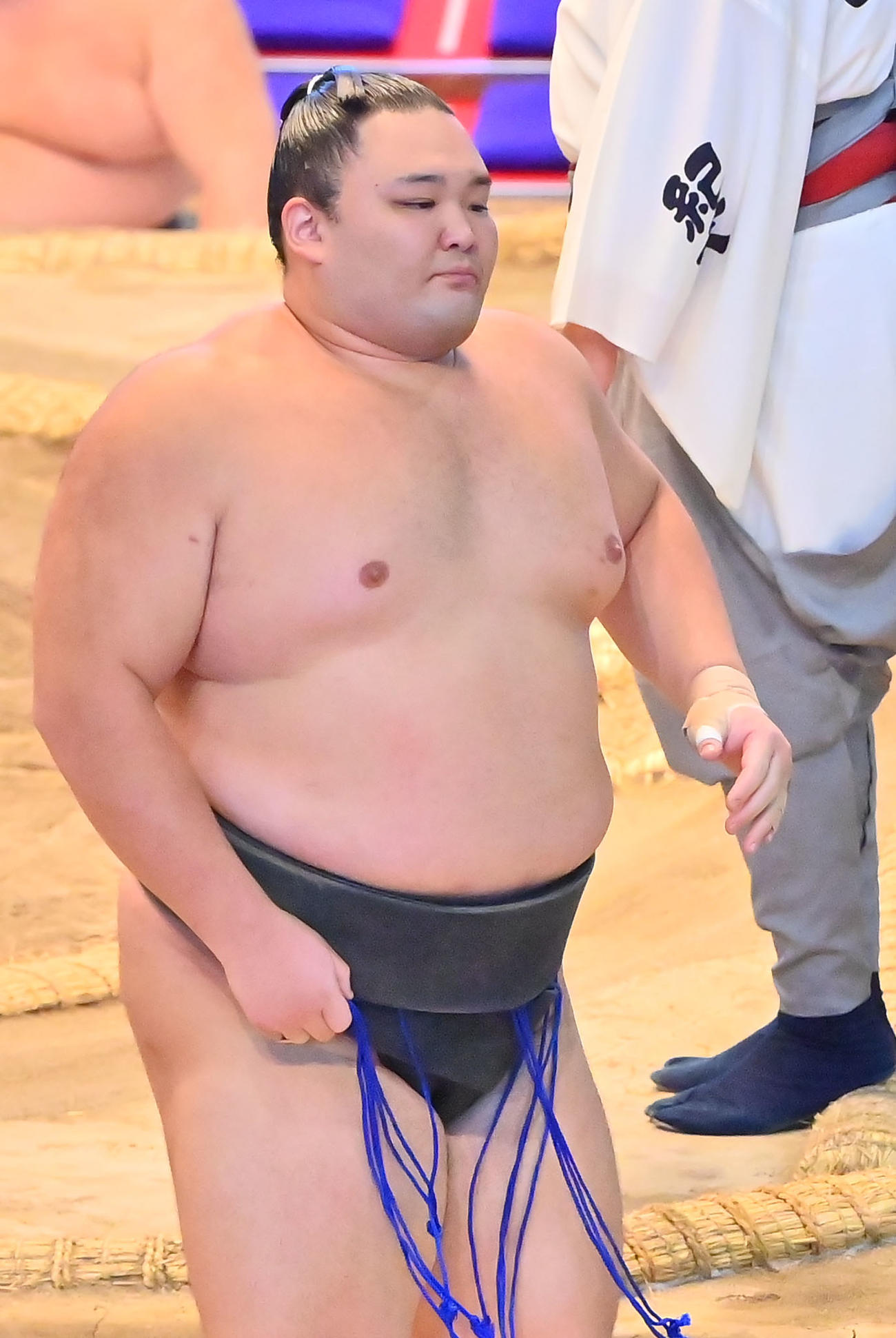 大青山（左）を寄り切りで破った朝乃山、三段目優勝を決める（撮影・和賀正仁）