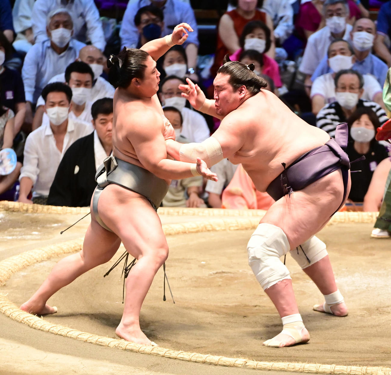 照ノ富士（右）は若隆景を押し出しで破る（撮影・小沢裕）