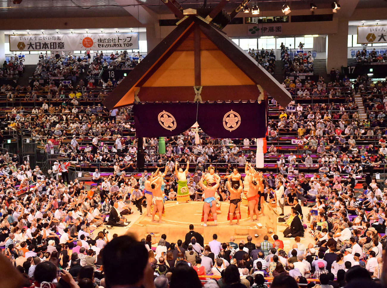 土俵入りを行う幕内の力士ら（撮影・和賀正仁）