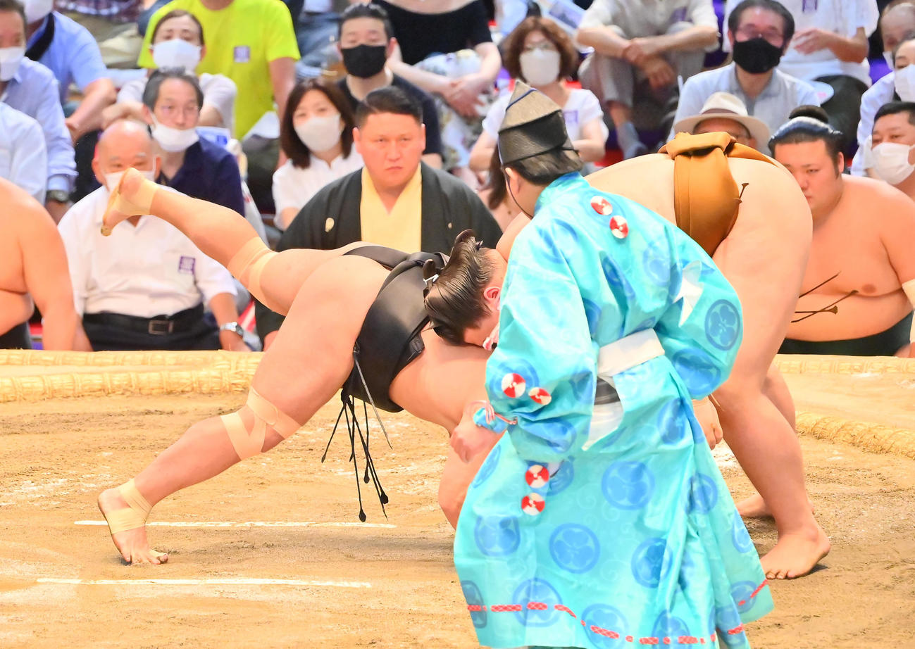 照強（左）を上手出し投げで破る王鵬（撮影・和賀正仁）