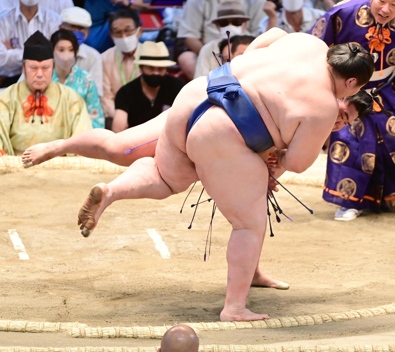 逸ノ城（手前）は明生に寄り切りで敗れる（撮影・小沢裕）