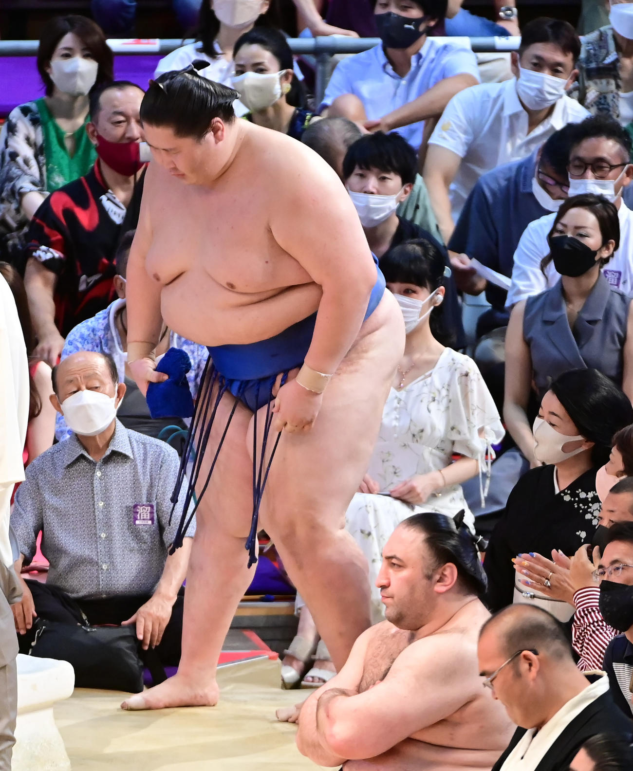 3敗目を喫し花道を引き揚げる逸ノ城（撮影・小沢裕）
