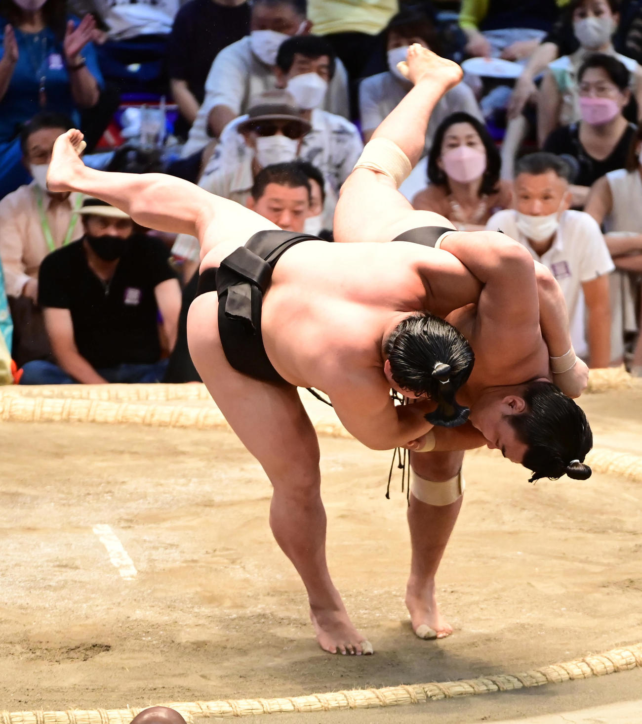 互いに投げを打つ若元春（左）と霧馬山（撮影・小沢裕）