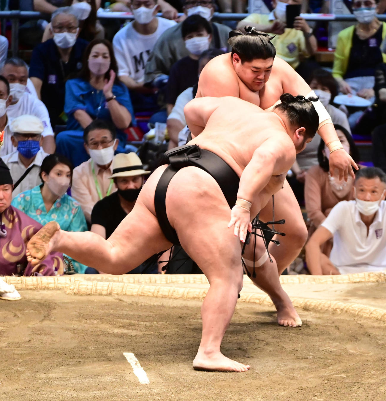 阿炎は千代大龍（手前左）をはたき込みで破る（撮影・小沢裕）