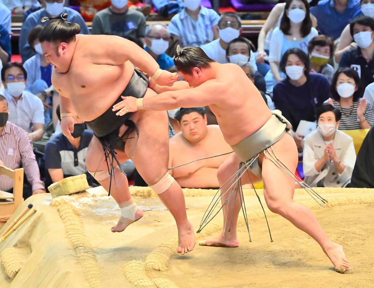 貴景勝（左）を送り出しで破る若隆景（撮影・和賀正仁）
