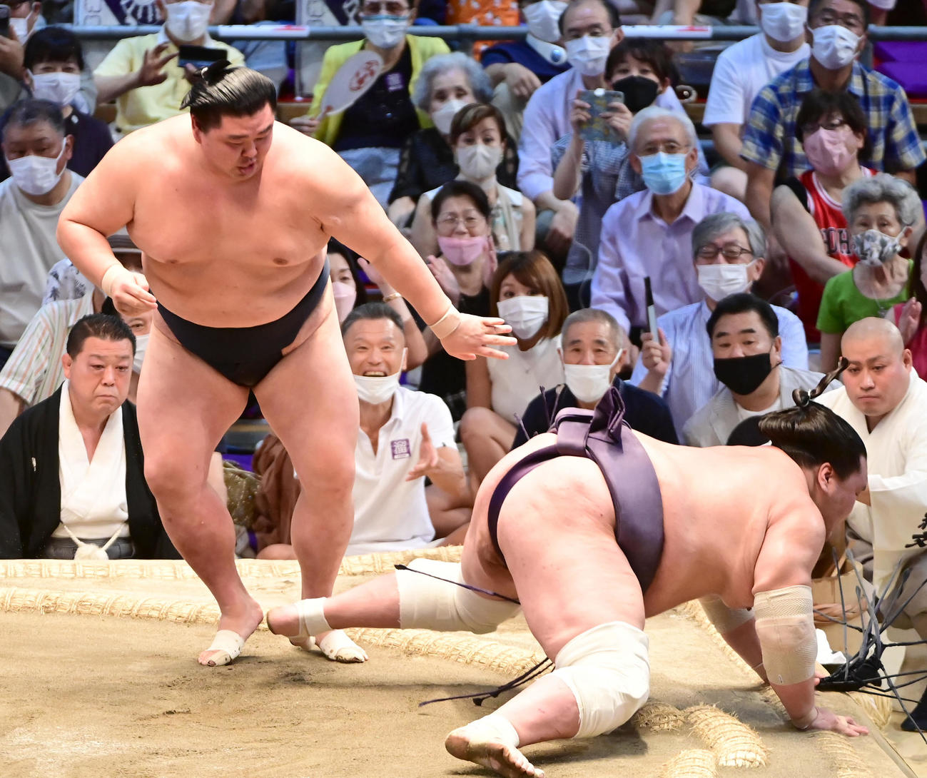 正代（左）は照ノ富士を引き落としで破る（撮影・小沢裕）