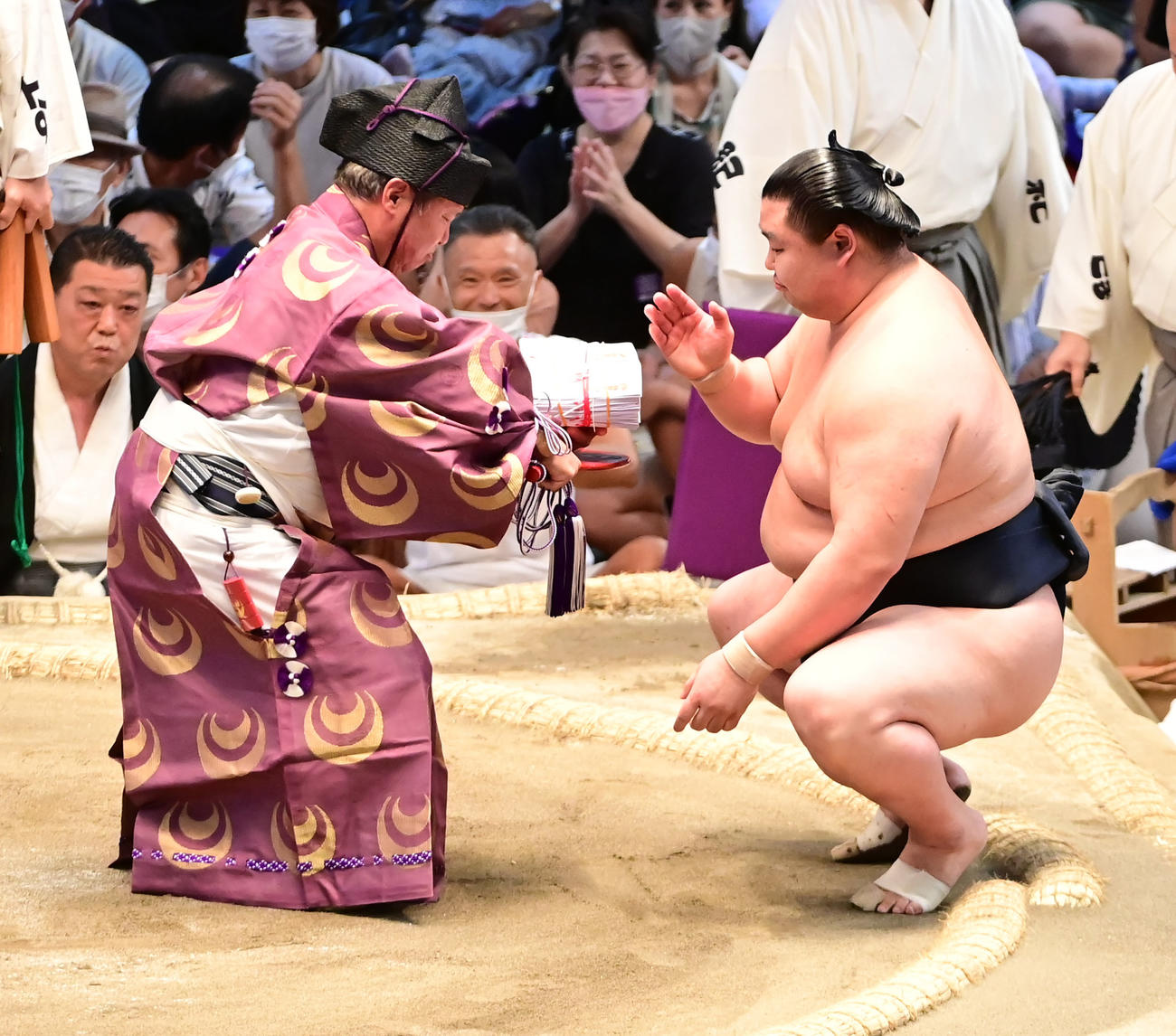 照ノ富士を引き落としで破り懸賞金を手にする正代（撮影・小沢裕）