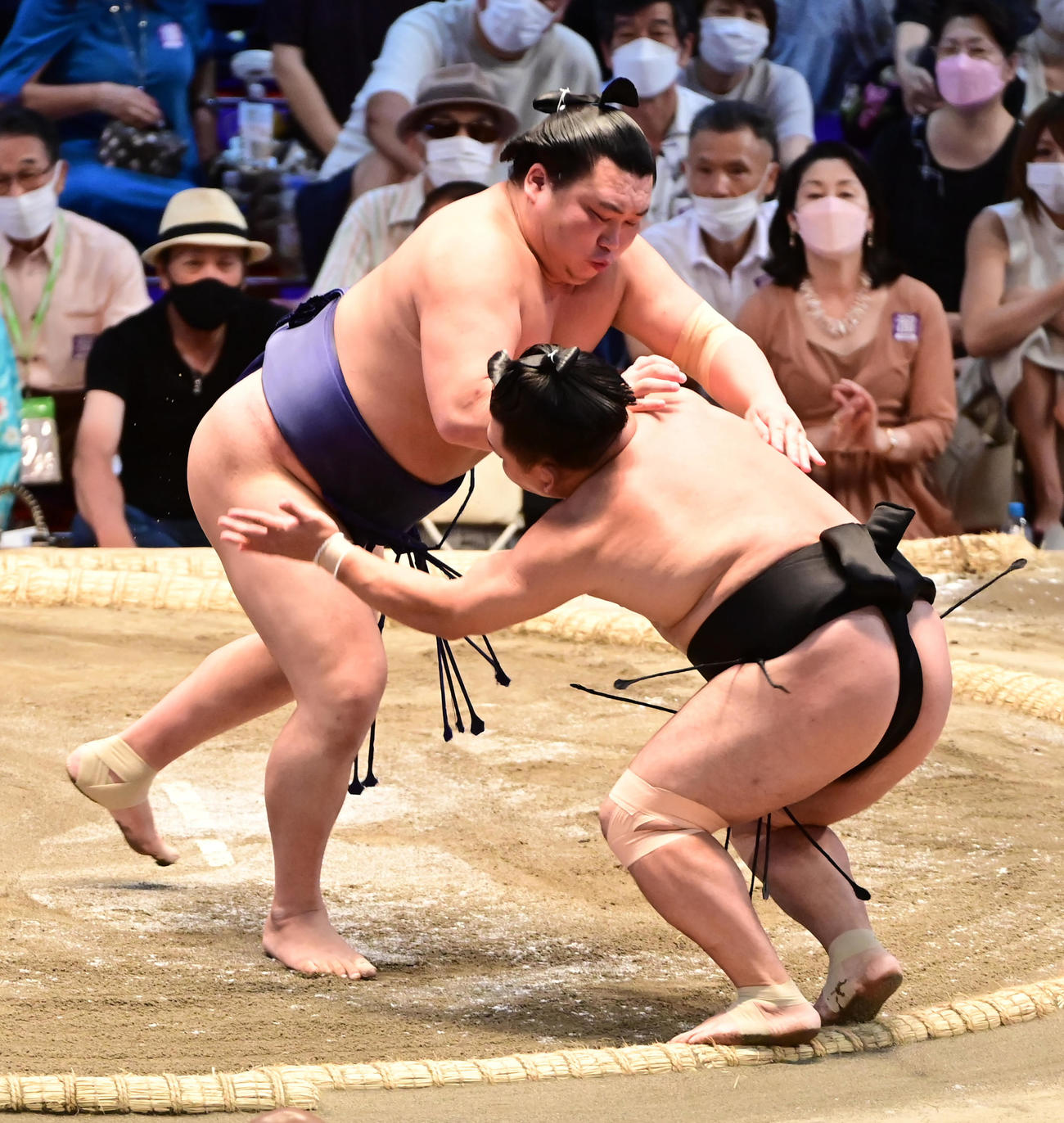朝乃若（左）は突き出しで照強を破る（撮影・小沢裕）