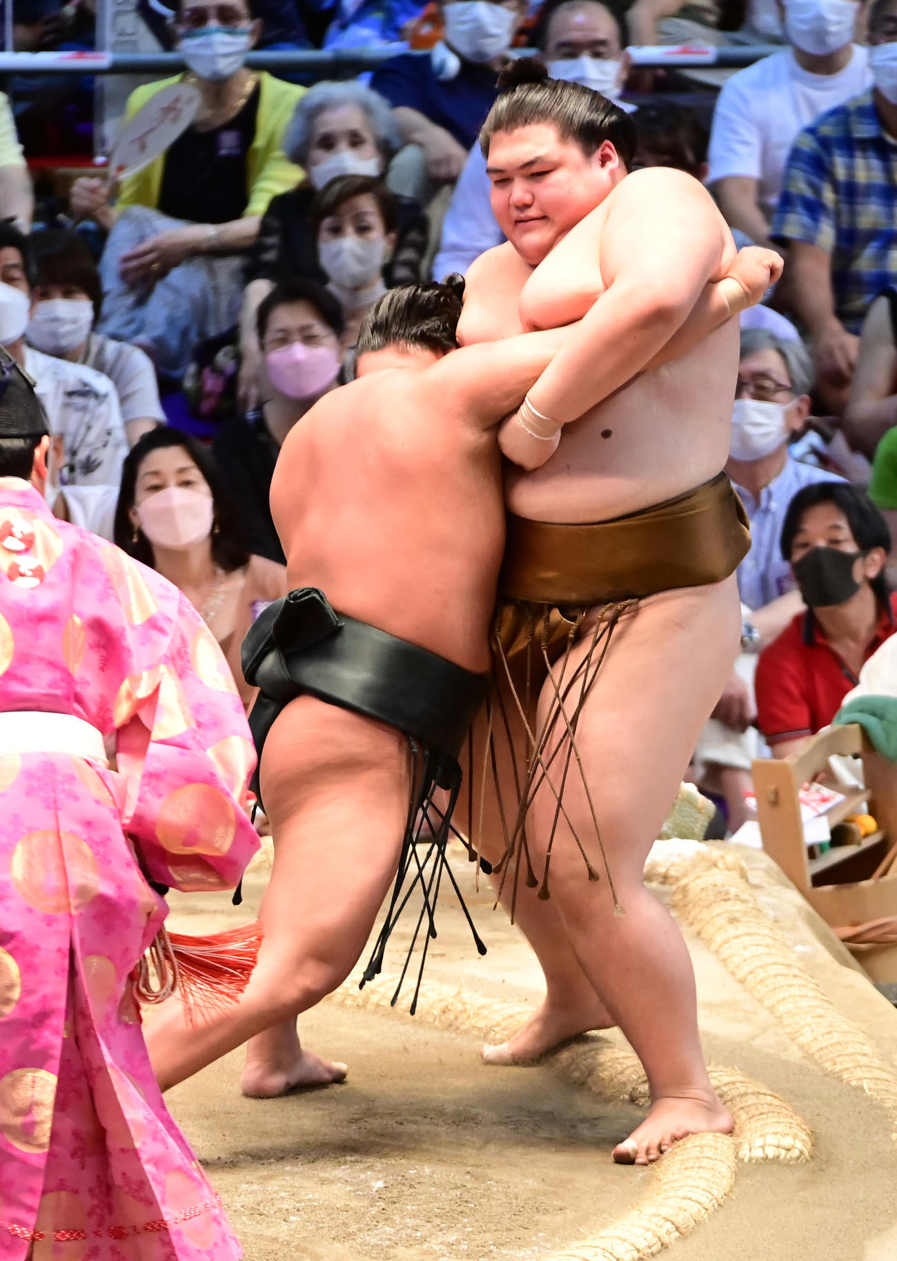 翠富士（左）は王鵬を寄り切りで破る（撮影・小沢裕）